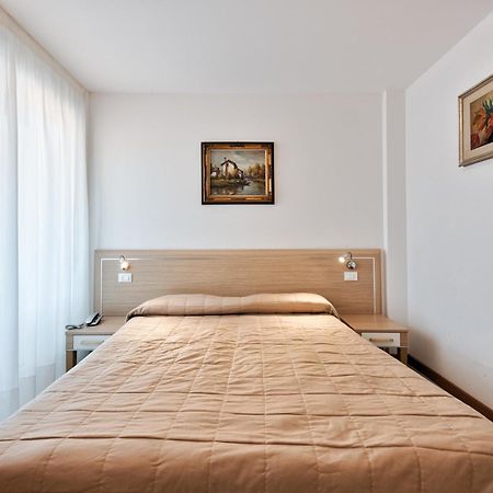 Hotel Meuble Zenith Lignano Sabbiadoro Bagian luar foto